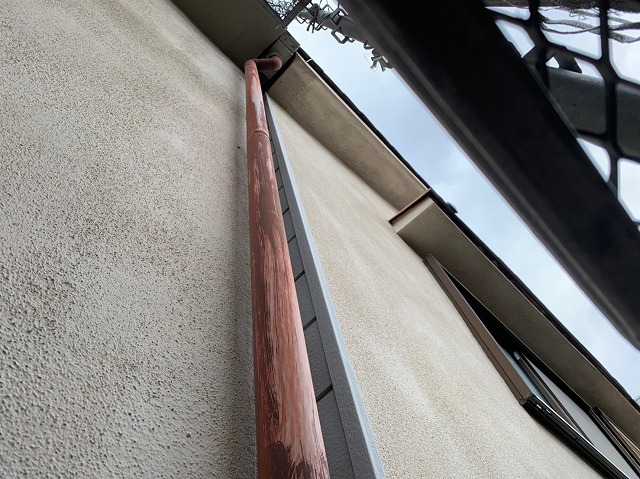 竪樋つかみ金具